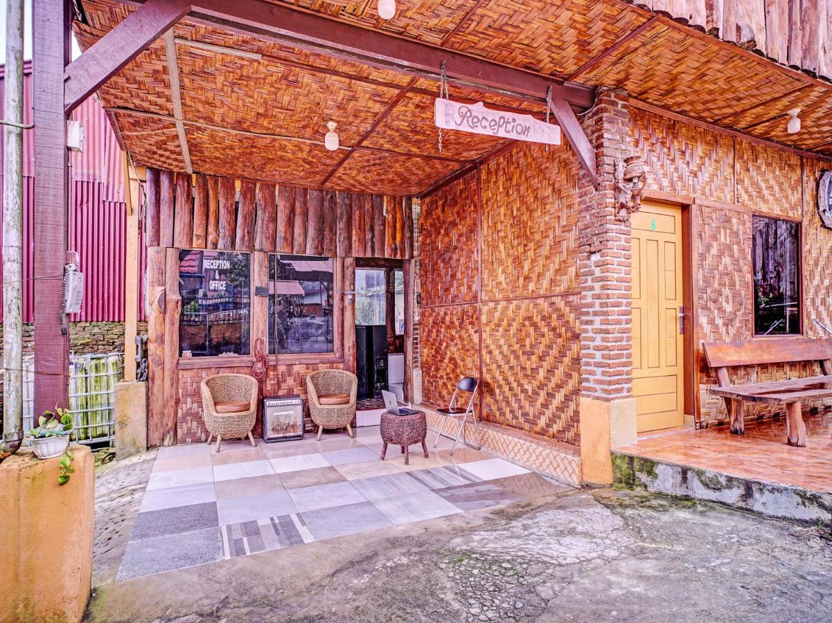 Oyo 90209 Dk Singarimbun Berastagi Homestay Exterior photo