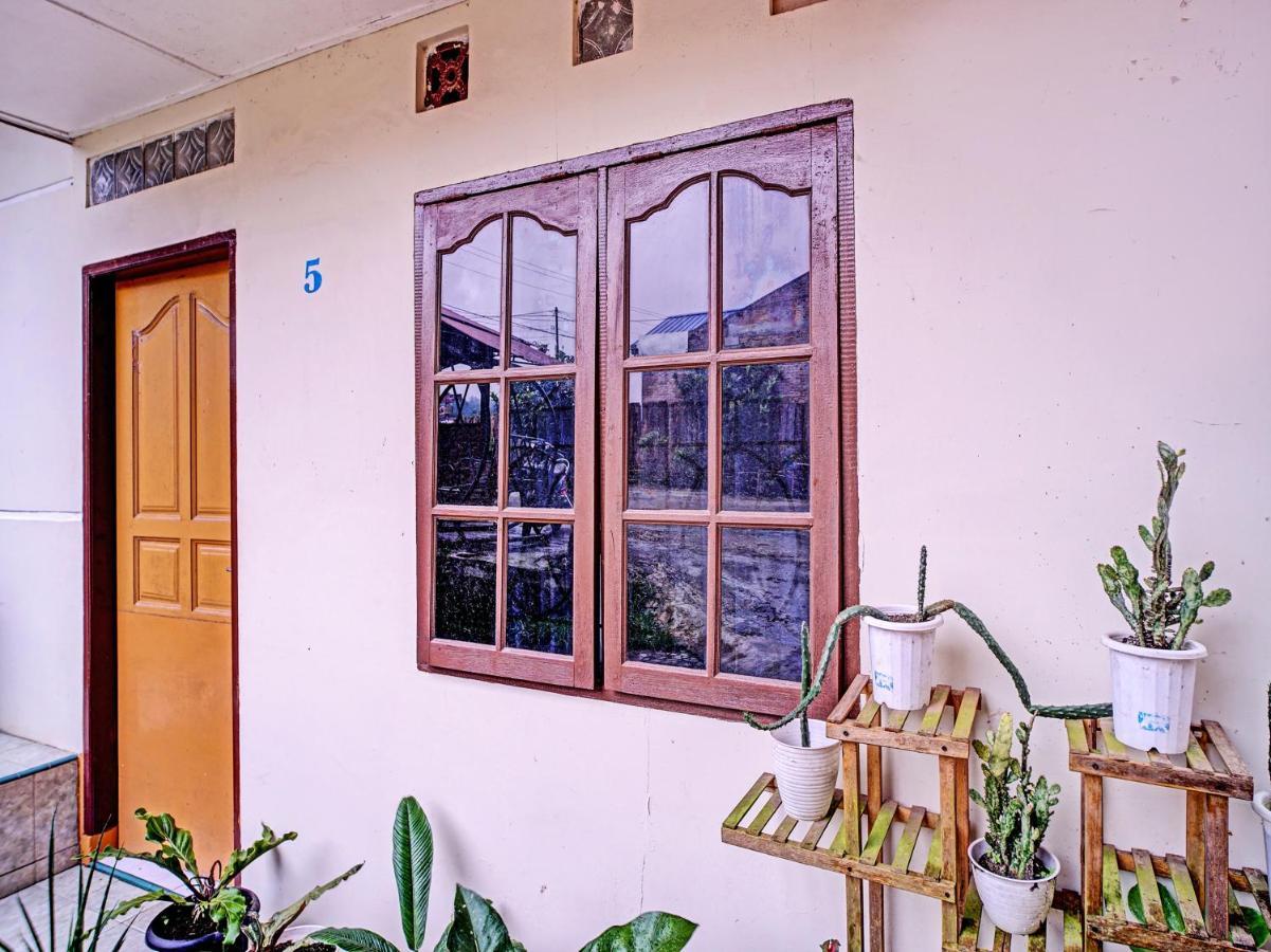 Oyo 90209 Dk Singarimbun Berastagi Homestay Exterior photo