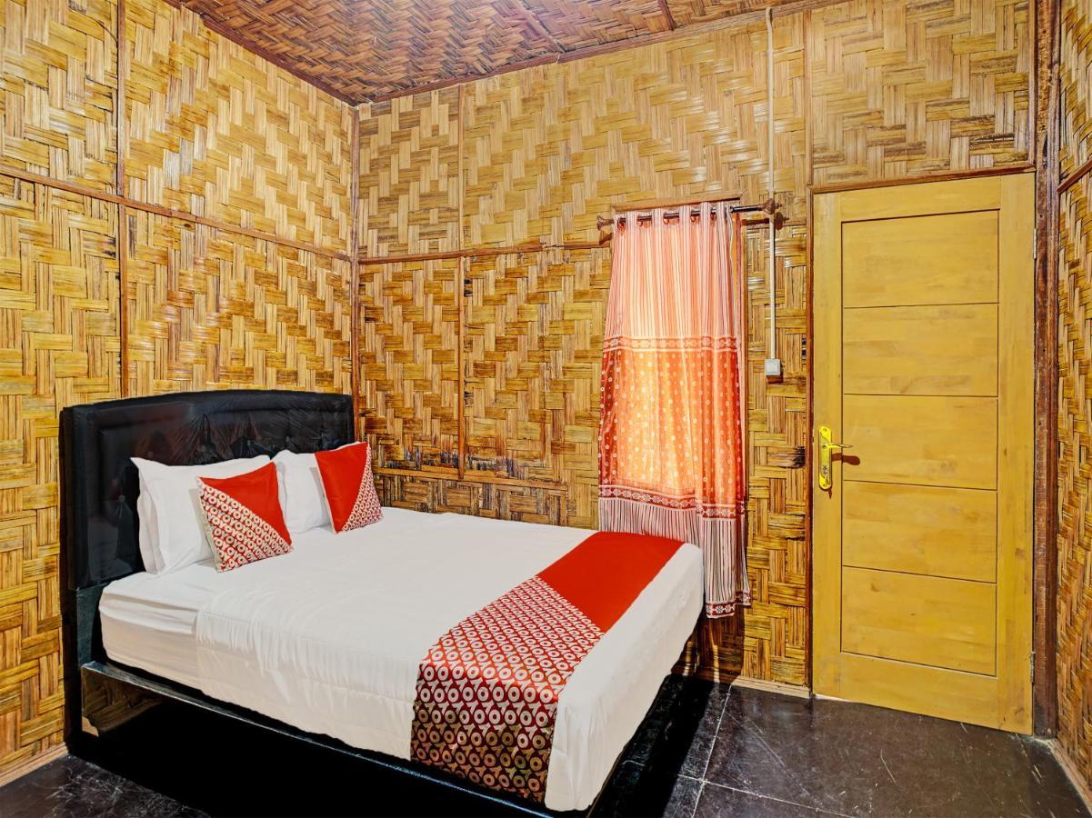 Oyo 90209 Dk Singarimbun Berastagi Homestay Exterior photo